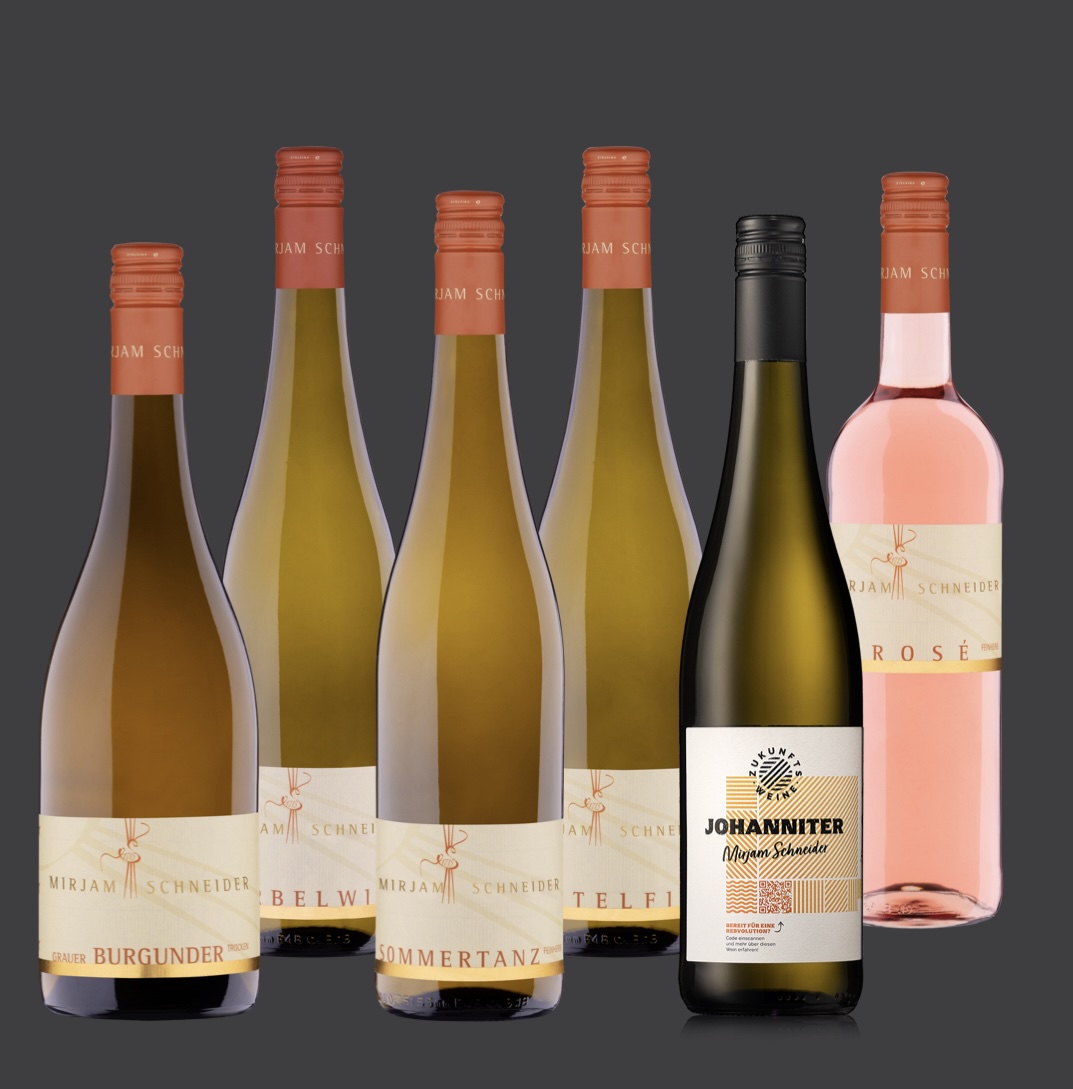 <br>Nr.: P JV 2025<br>Weinpaket - "So schmeckt 2025"<br>2025 Grauer Burgunder tr.(13,5%vol)<br>2025 WIRBELWIND tr.(12%vol)<br>2025 DISTELFINK tr.(12,5%vol)<br>2025 ZUKUNFTSWEIN -.Johanniter tr.(14%vol)<br>2025 SOMMERTANZ - Scheurebe feinh.(12 %vol)<br>2025 Rosé feinherb (12%vol)<br>